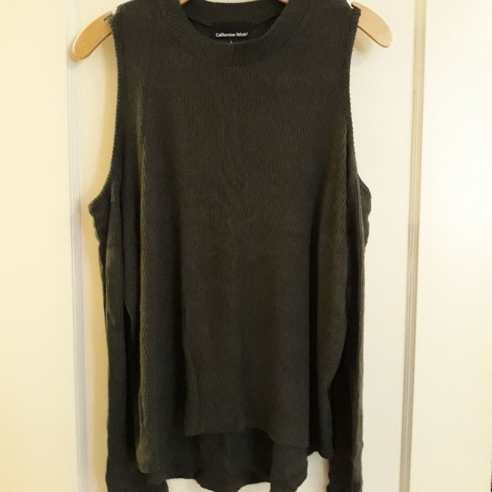 Fitted open shoulder top.